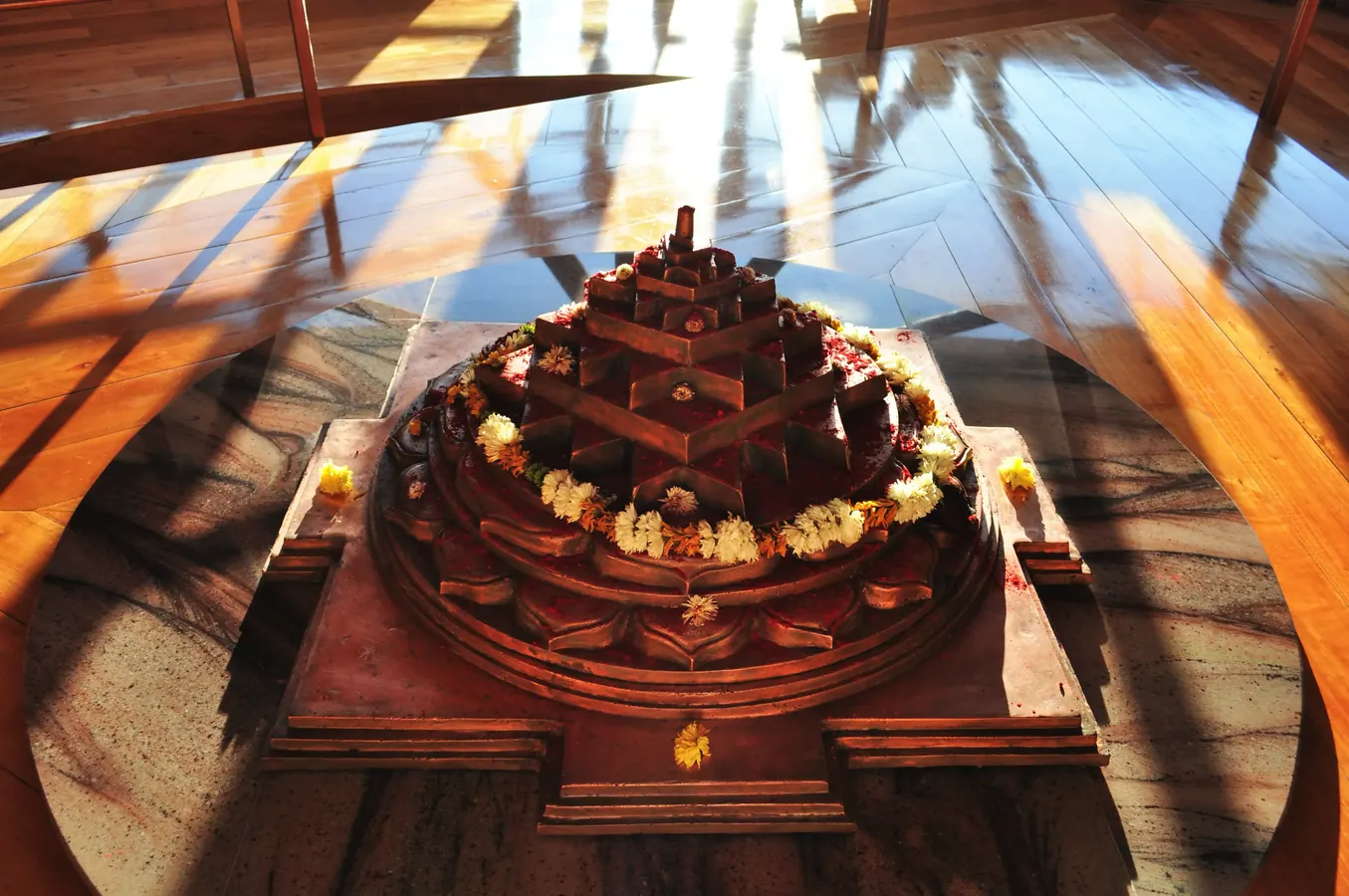 Pirámide de flores en ofrenda